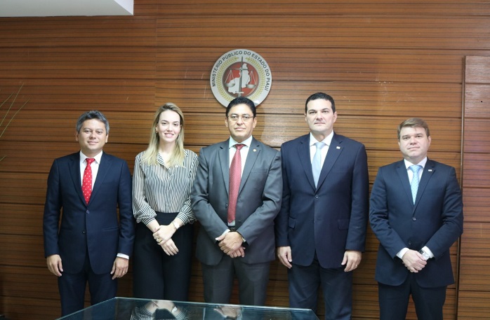 Pessoas reunidas posando para foto