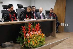 Homem assina termo de posse diante do público
