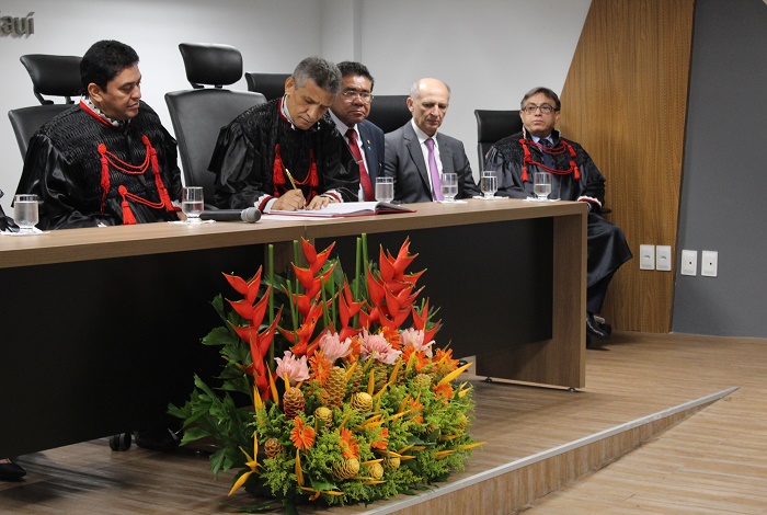 Homem assina termo de posse diante do público