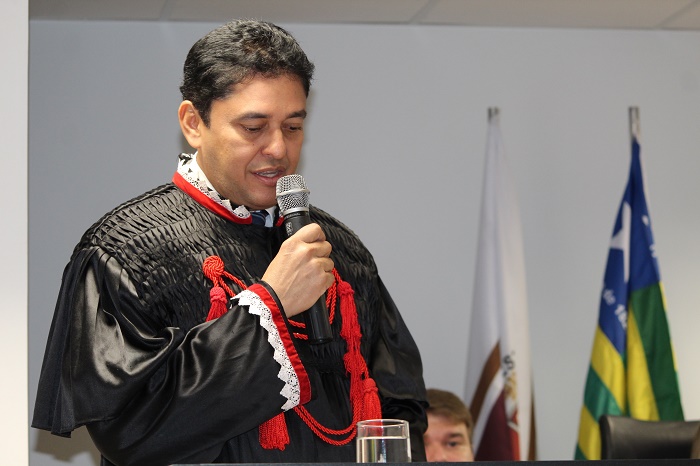 Homem falando para público 