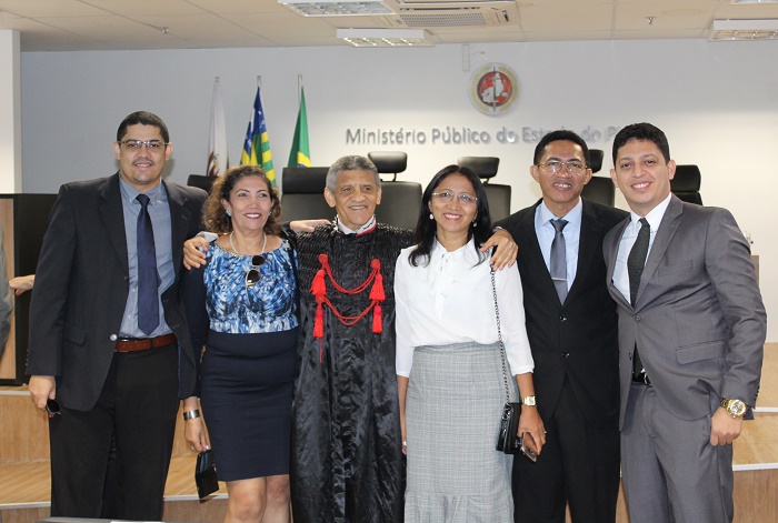 Pessoas posando para foto