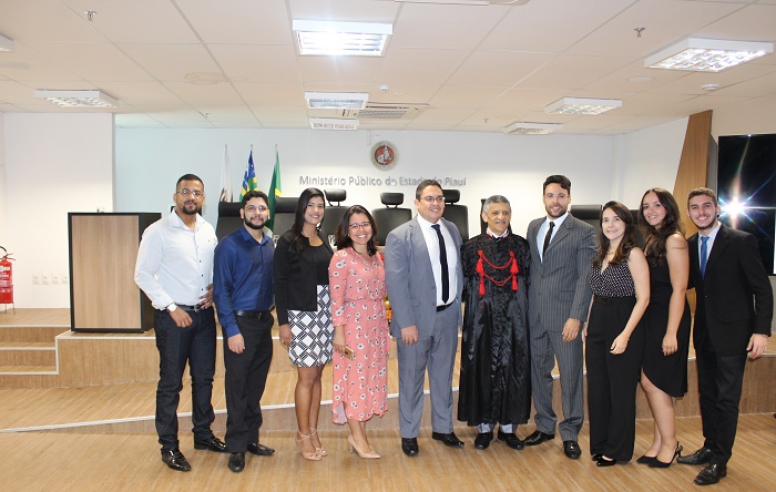 Pessoas posando para foto