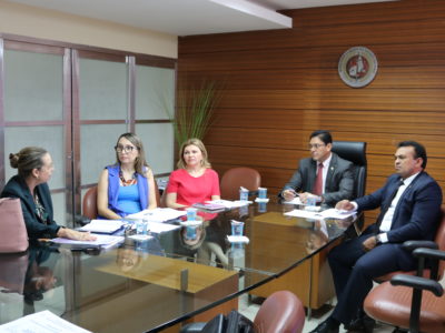 O Procurador-Geral de Justiça Cleandro Moura, Secretário de Segurança Pública, Fábio Abreu; Subprocuradora-Geral de Justiça Administrativa Carmelina Moura, a Secretária-Geral do Ministério Público Cléia Fernandes, e a Diretora de Gestão Interna da SSP Delegada Eugênia Villa, durante a reunião.