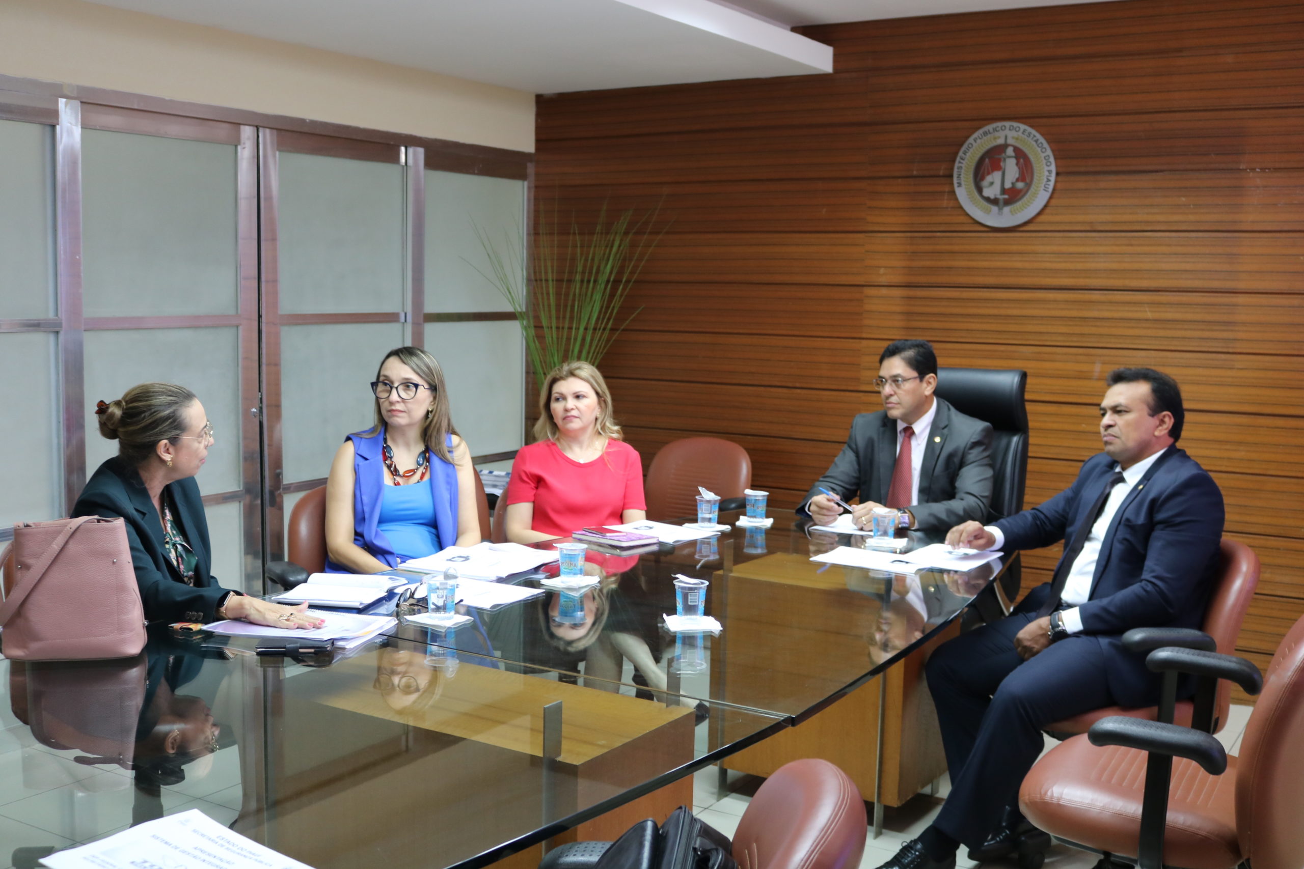 O Procurador-Geral de Justiça Cleandro Moura, Secretário de Segurança Pública, Fábio Abreu; Subprocuradora-Geral de Justiça Administrativa Carmelina Moura, a Secretária-Geral do Ministério Público Cléia Fernandes, e a Diretora de Gestão Interna da SSP Delegada Eugênia Villa, durante a reunião.