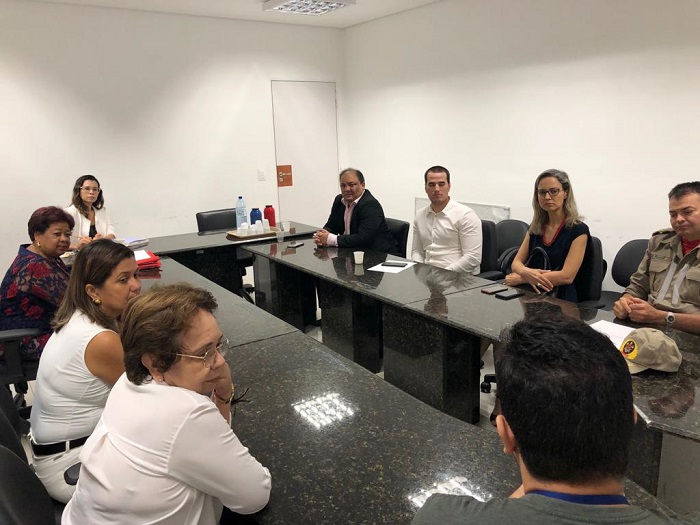 Pessoas reunidas em volta de uma mesa