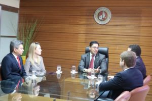 Pessoas reunidas em volta de uma mesa