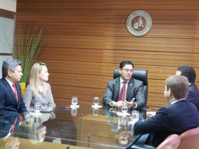 Pessoas reunidas em volta de uma mesa