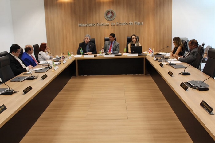 Pessoas reunidas em volta de uma mesa durante reunião