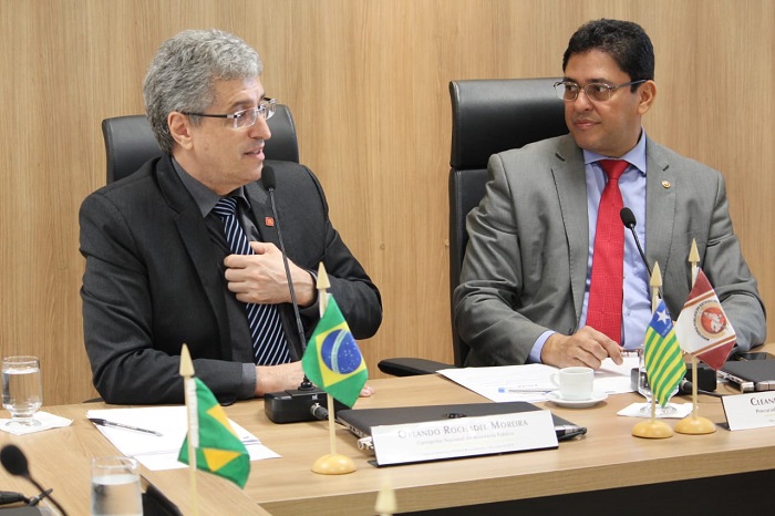 Homens olhando um para o outro