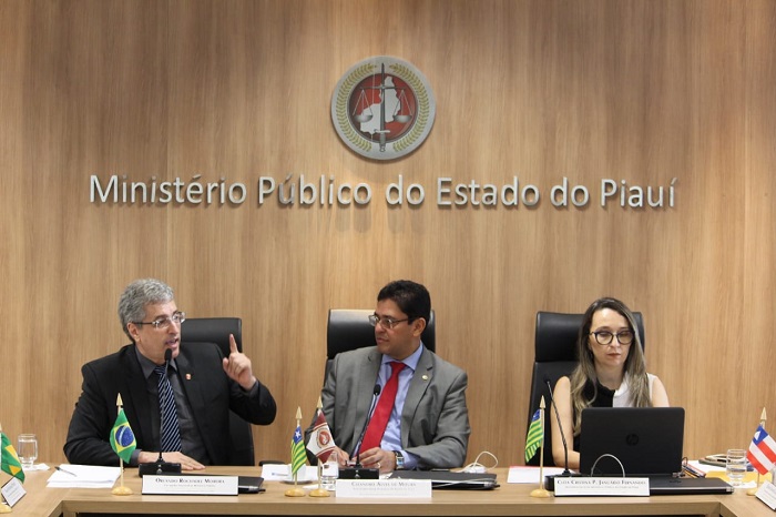 Pessoas reunidas em volta de uma mesa durante reunião