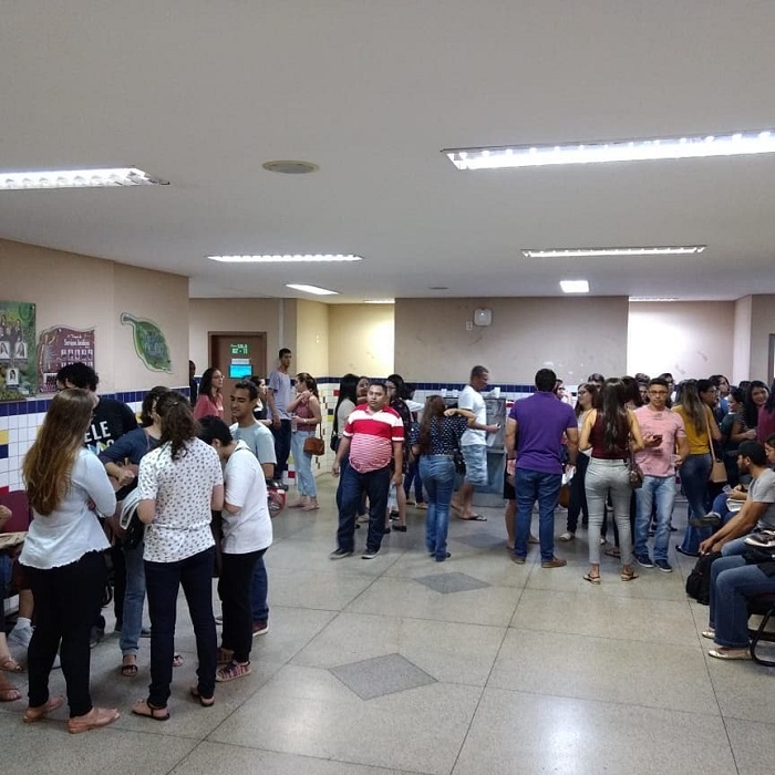 Pessoas circulando pelo corredor do IFPI procurando a sala de prova