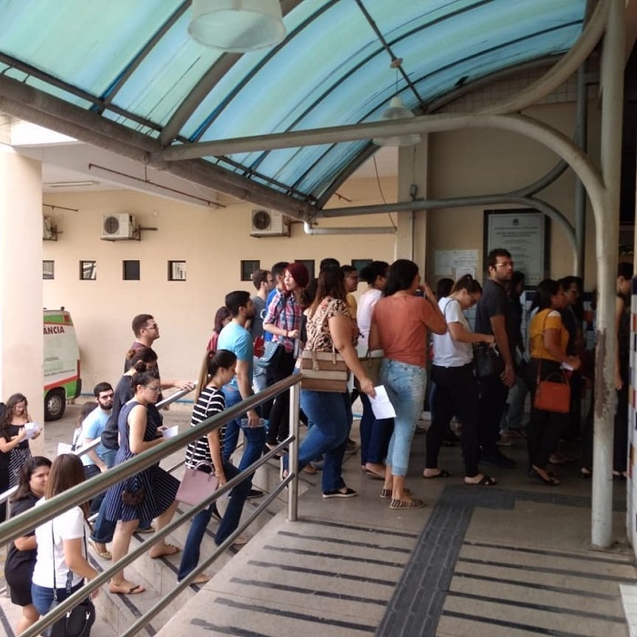 Pessoas adentrando o prédio do IFPI em Teresina