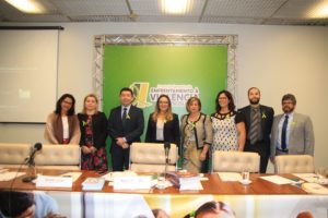 Pessoas de pé posando para foto