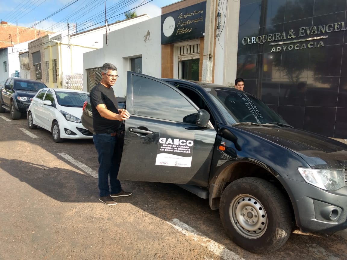 Carro do Gaeco posicionado em rua, próximo ao local da operação