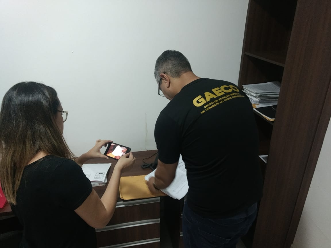 Membros do Grupo durante a Operação Coiote observam mais documentos em cima de mesa