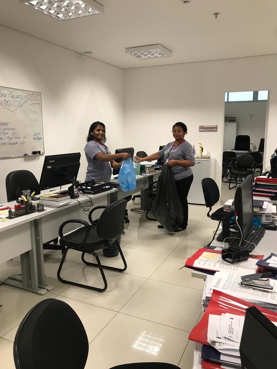 Mulheres segurando sacolas em uma sala