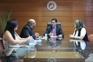 Pessoas sentadas em volta de uma mesa