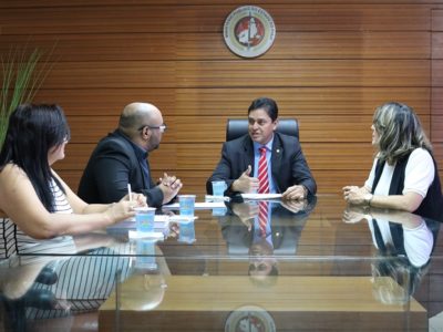 Pessoas sentadas em volta de uma mesa