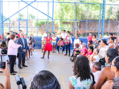 Promotores de Justiça ao centro da imagem. Moradores formam circulo para ouvir e dialogar com os membros da força-tarefa.