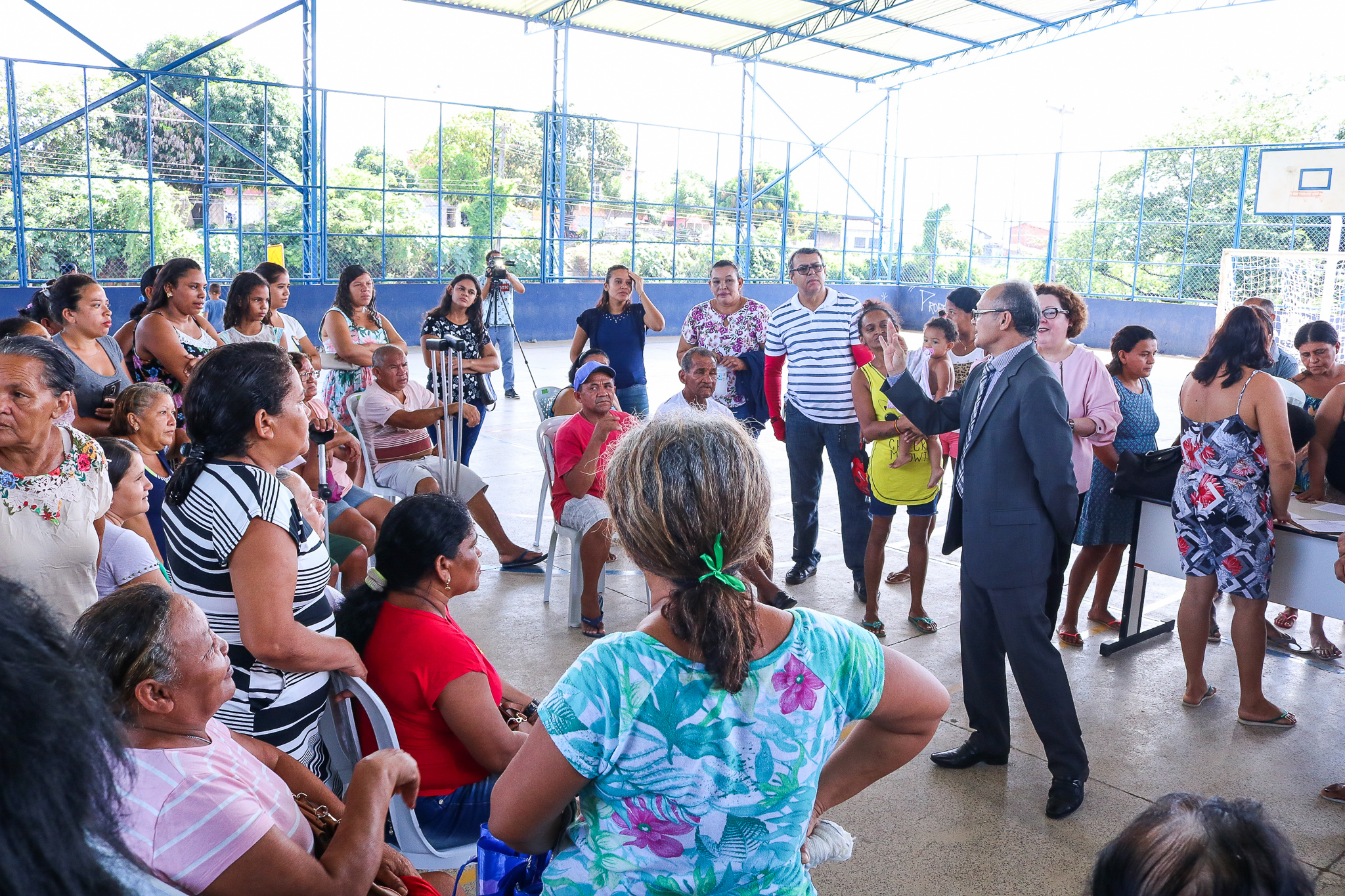 Promotores dialogam com moradores.