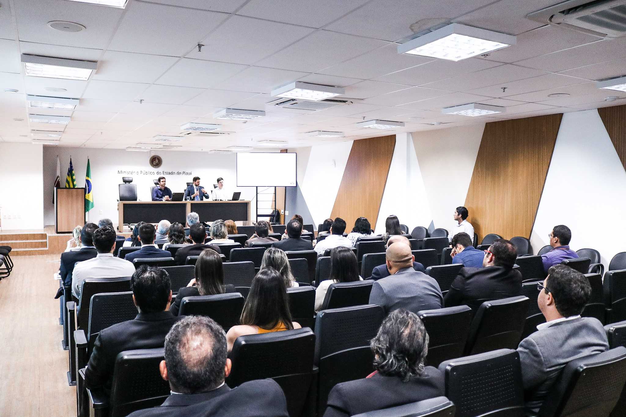 Procuradores e Assessores observam palestra