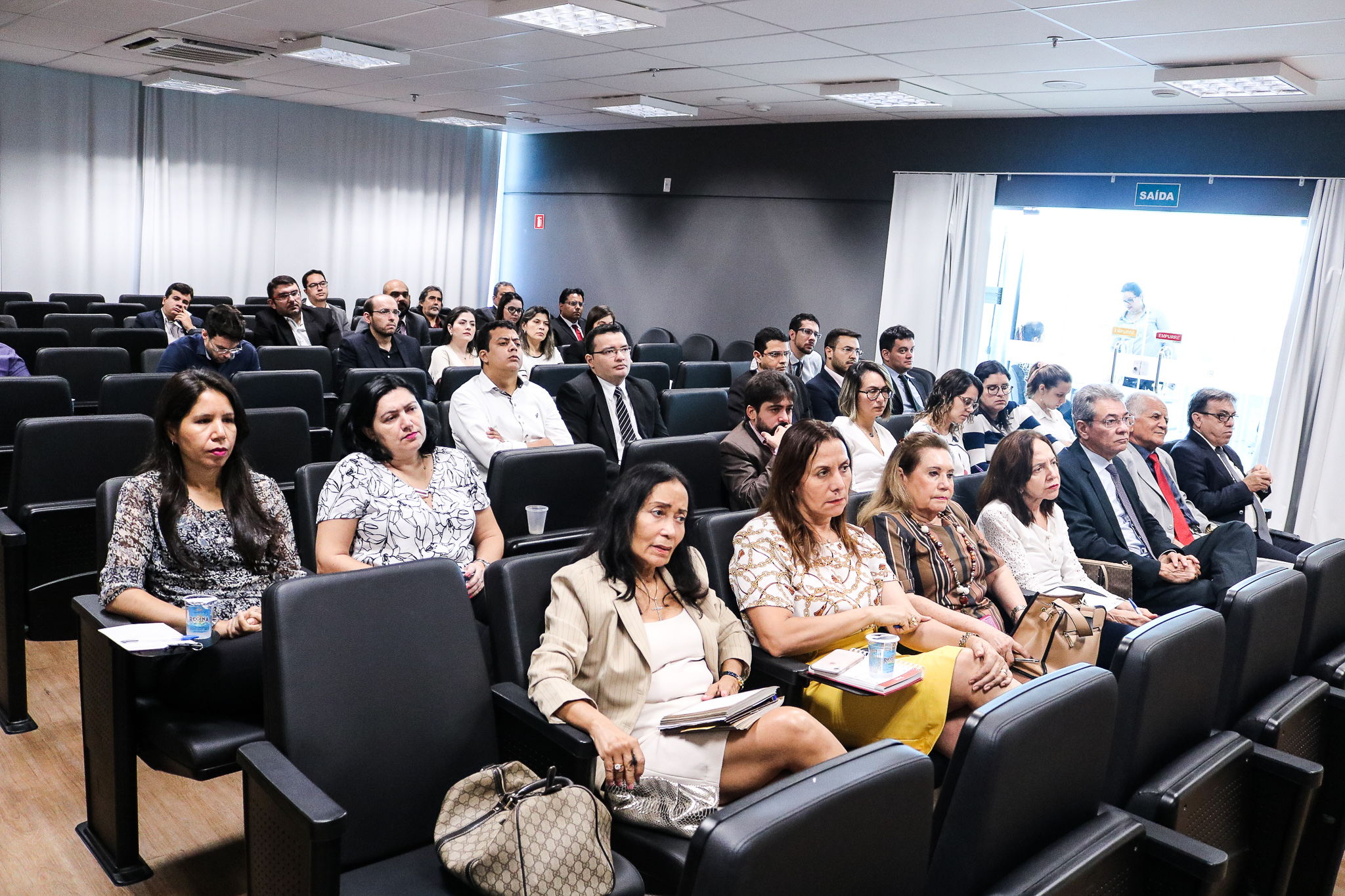 Procuradores e Assessores observam palestra