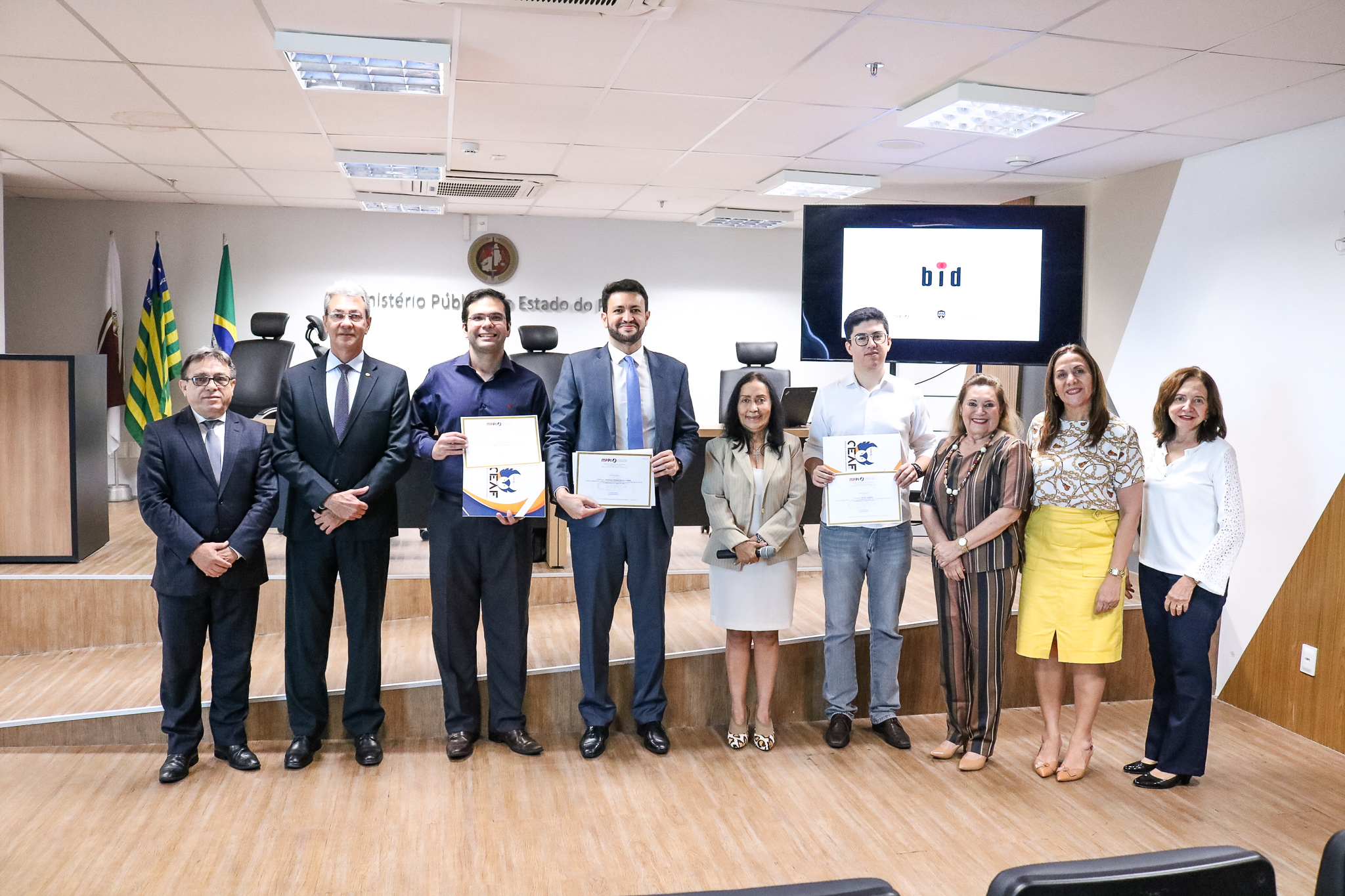 Palestrantes recebem certificado de apresentação.