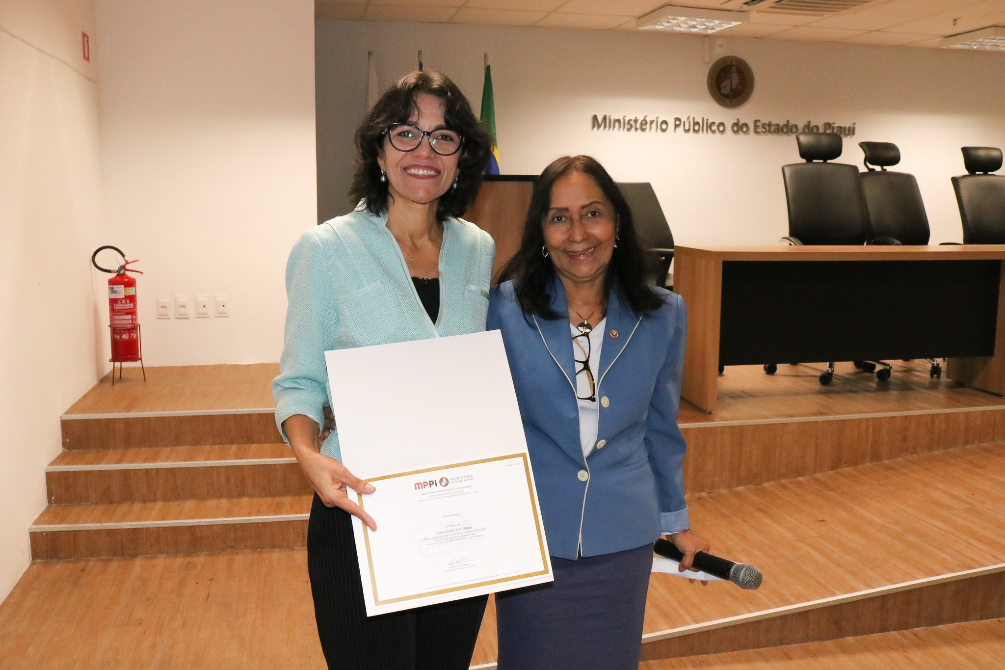 Procuradora Teresinha Marques com a palestrante vera veras