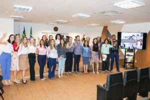 Público presente em fotografia com a palestrante