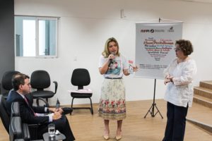 Mulheres de pé apresentando projeto para consultor