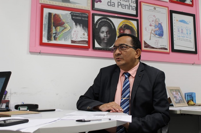 Homem apresentando projeto
