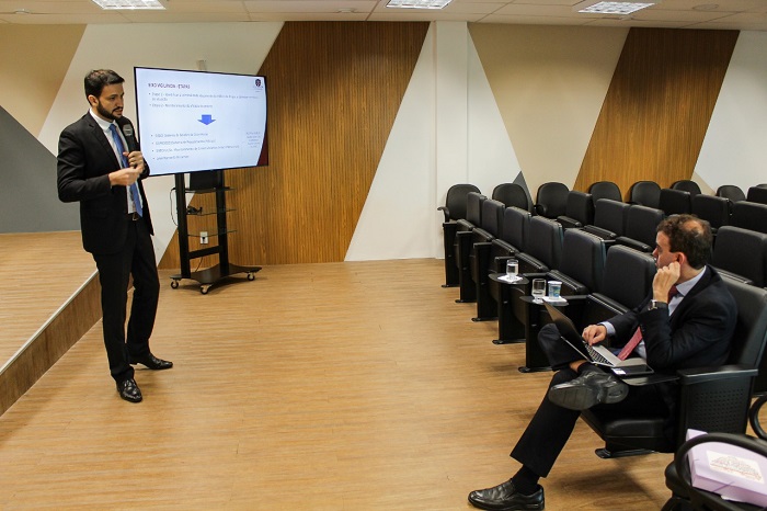 Homem de pé apresentando projeto