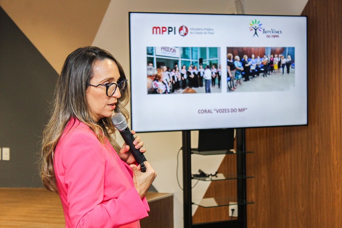Mulher apresenta projeto para consultor