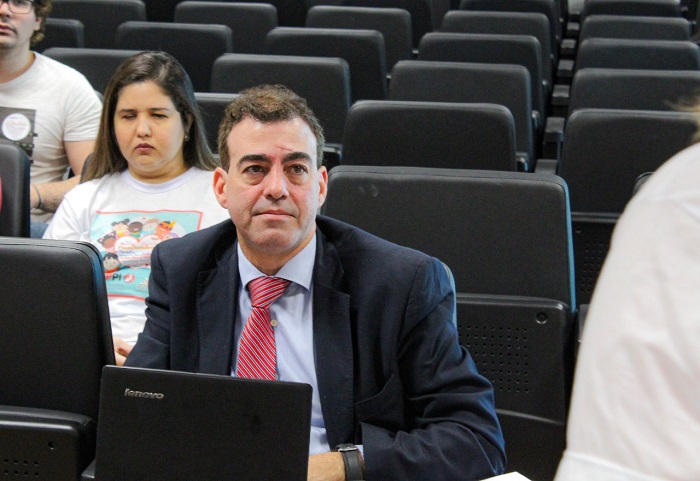Homem analisa apresentação de projetos 