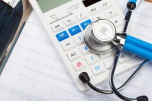 Imagem com documentos e equipamentos médicos