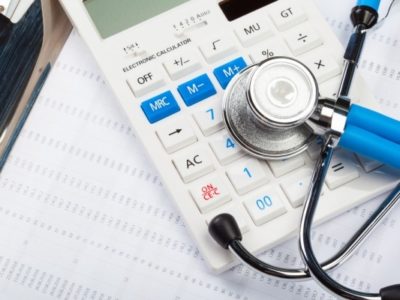Imagem com documentos e equipamentos médicos