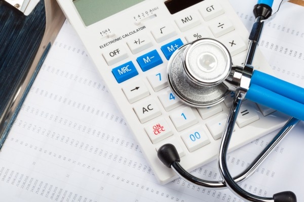 Imagem com documentos e equipamentos médicos