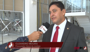 Pessoa de pé falando