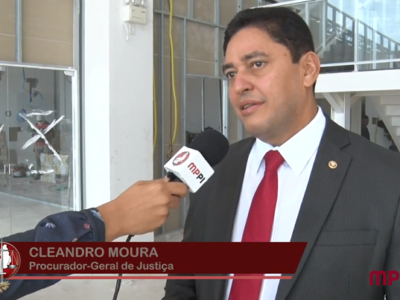 Pessoa de pé falando