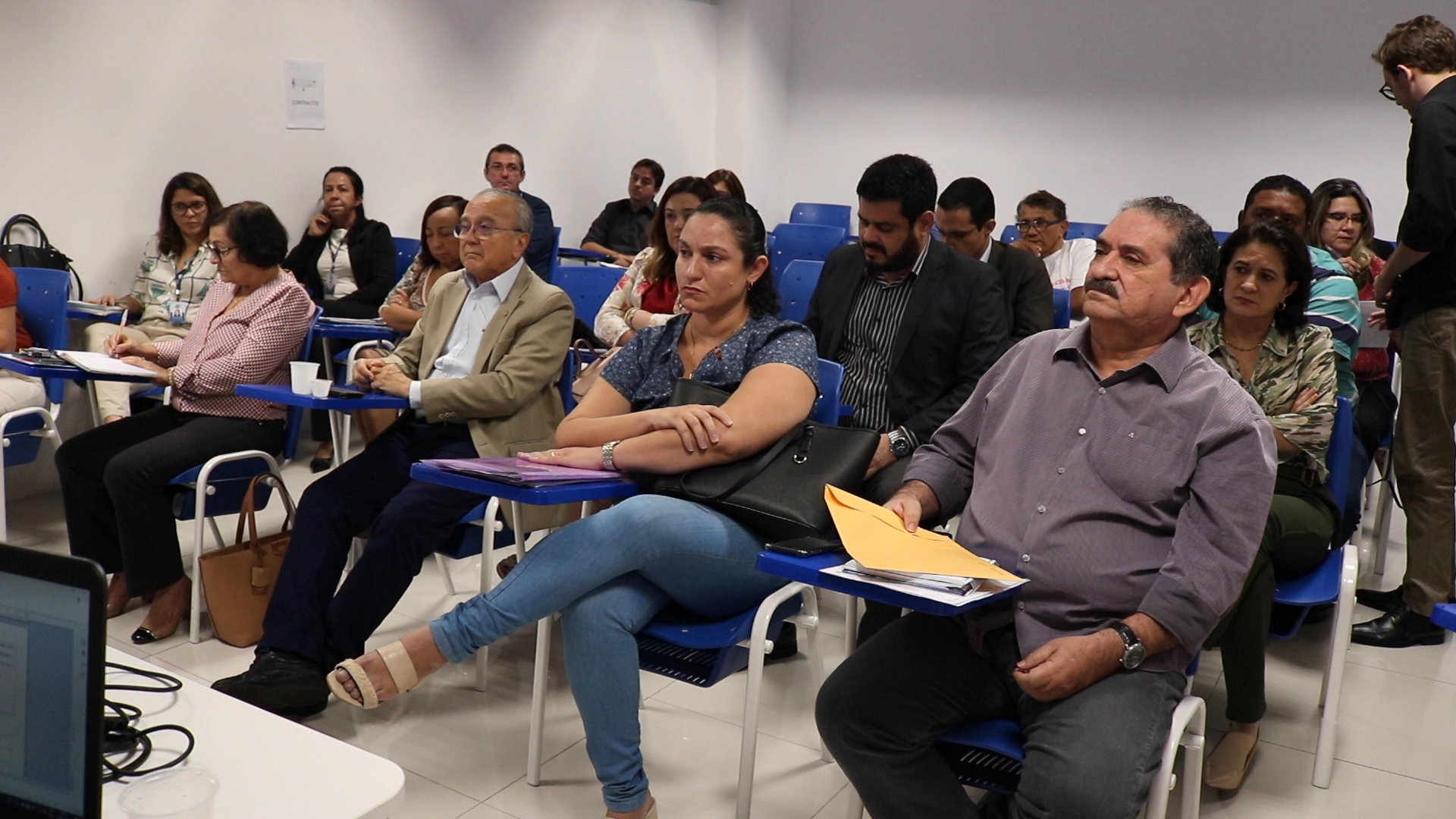 pessoas sentadas em cadeiras