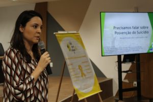 Mulher segurando microfone olhando para plateia