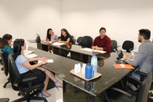 Pessoas reunidas em volta de uma mesa