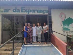 pessoas em pé