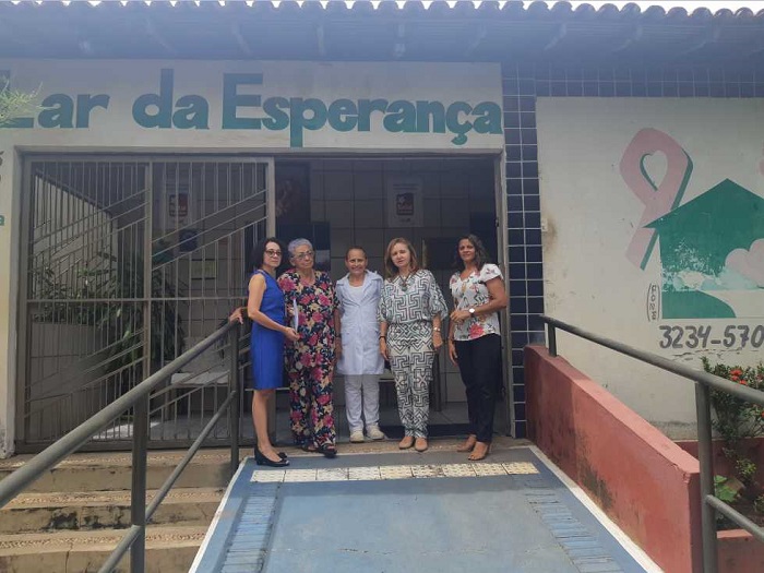pessoas em pé