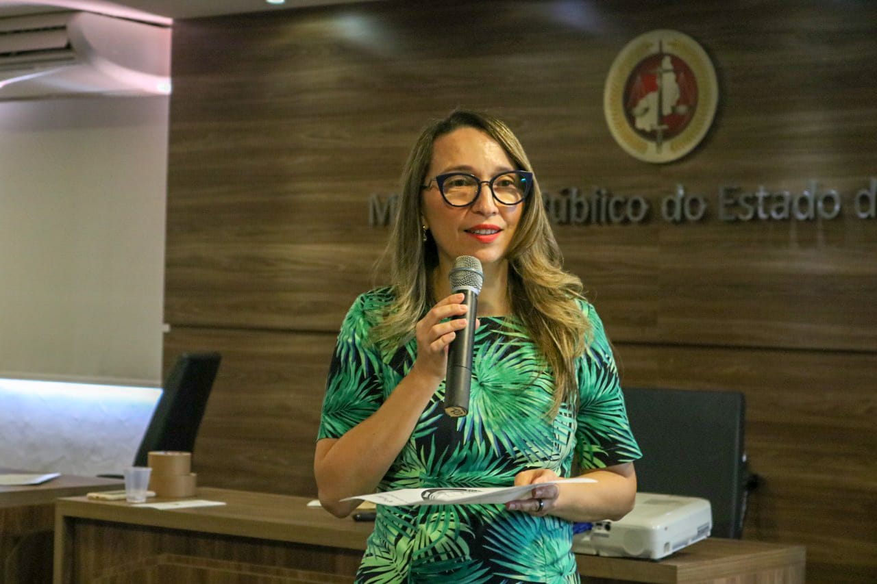 Pessoa de pé falando