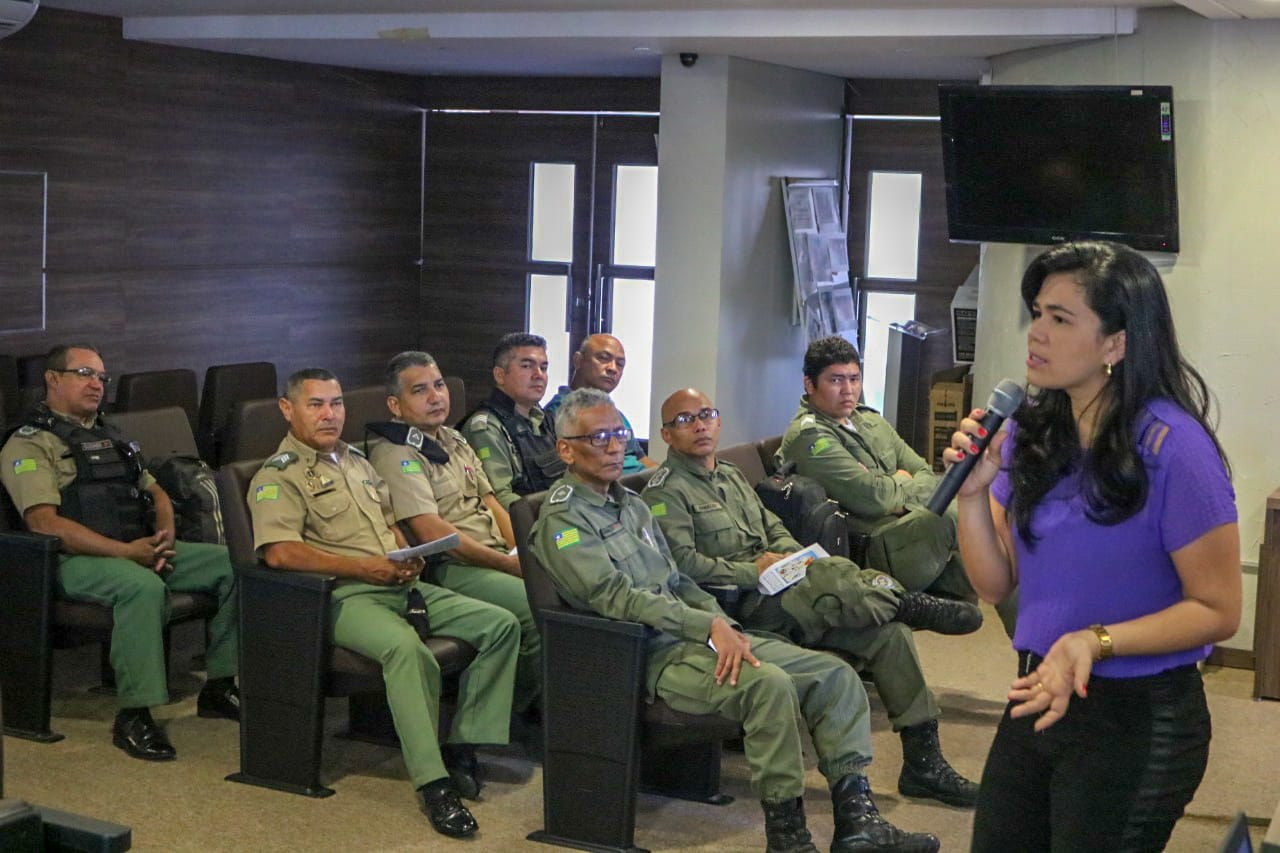 Pessoas sentadas em auditório 