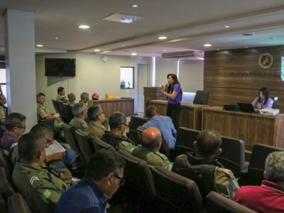 Pessoas sentadas em auditório