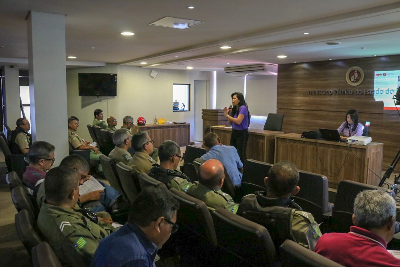 Pessoas sentadas em auditório 