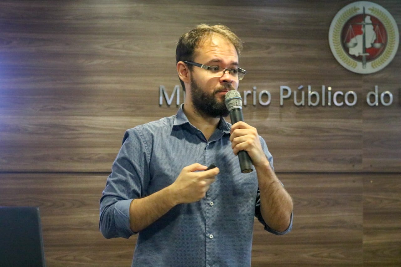 Pessoa de pé falando 