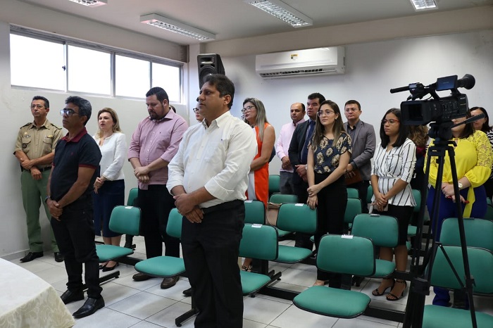 Pessoas de pé 